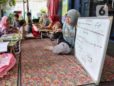 Sejumlah anak mengikuti pesantren kilat di Ruang Publik Terpadu Ramah Anak (RPTRA) Malinjo, Jakarta, Senin (10/3/2025). (Liputan6.com/Angga Yuniar)