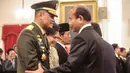 Letjen purnawirawan Sutiyoso menerima ucapan selamat dari para kolega usai pelantikan dirinya sebagai kepala BIN di Istana Negara, Jakarta, Rabu (8/7/2015). Sutiyoso menggantikan Marciano Norman. (Liputan6.com/Faizal Fanani)