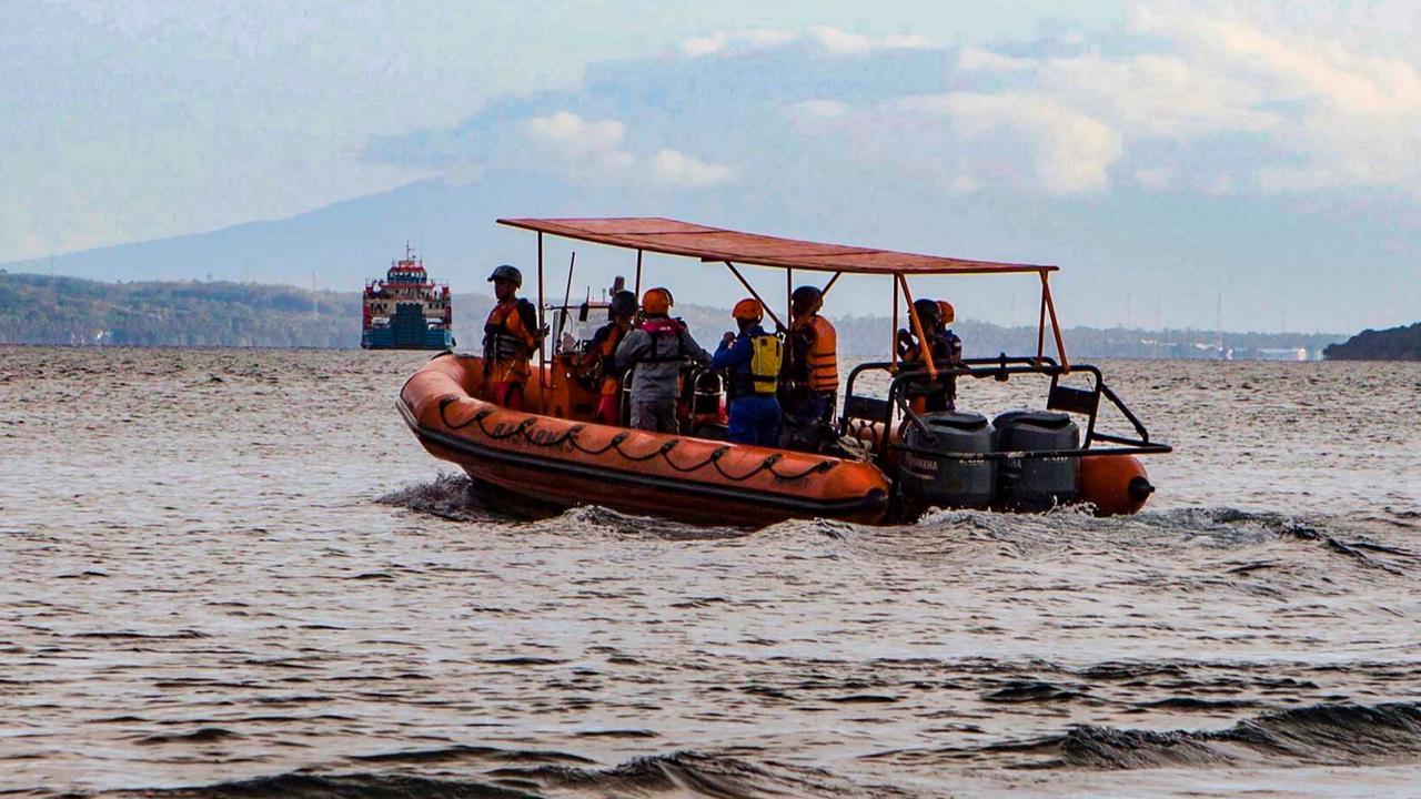 FOTO: Hari Kedua Pencarian Korban Tenggelamnya KMP Tunu Pratama Jaya, Tim SAR Hadapi Arus Deras Selat Bali