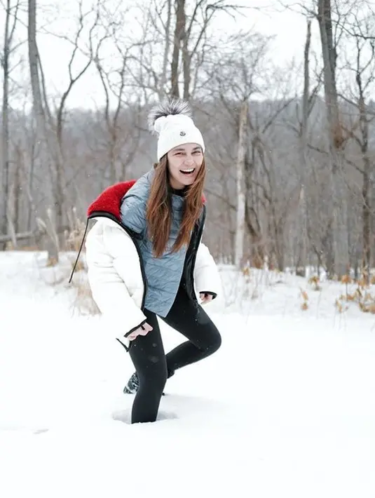 "Alay man, alay gila," ungkap Luna dalam video di kanal Youtubenya. Ia pun menceritakan apa saja yang selalu ia lakukan bersama Ola kala keduanya masih terbilang belia. (Instagram/lunamaya)
