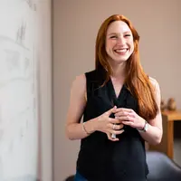 Ilustrasi orang percaya diri, cerdas, sukses, tersenyum. (Photo by ThisisEngineering RAEng on Unsplash)