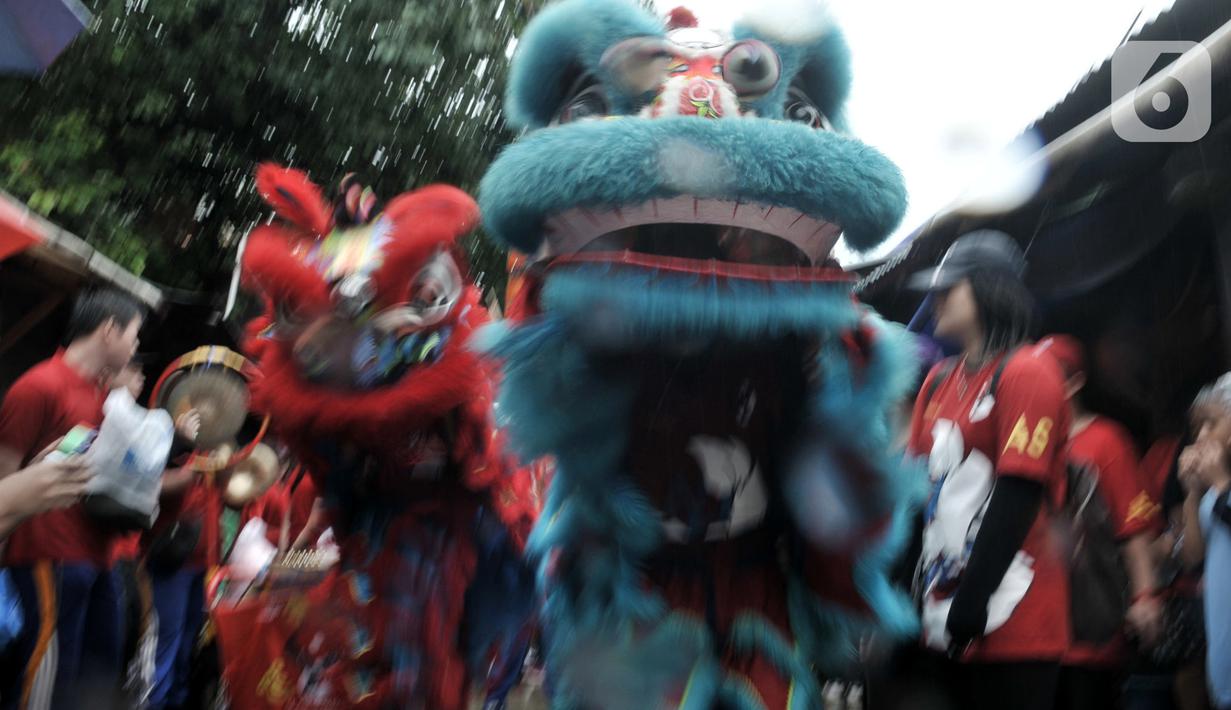 Atraksi barongsai saat perayaan Cap Go Meh Tahun Baru Imlek 2571 di Jatinegara, Jakarta, Minggu (9/2/2020). Meski hujan, perayaan Cap Go Meh berlangsung meriah dengan atraksi barongsai dan liong serta arakan dewa-dewa (rupang), mengelilingi kawasan Jatinegara. (merdeka.com/Iqbal S Nugroho)