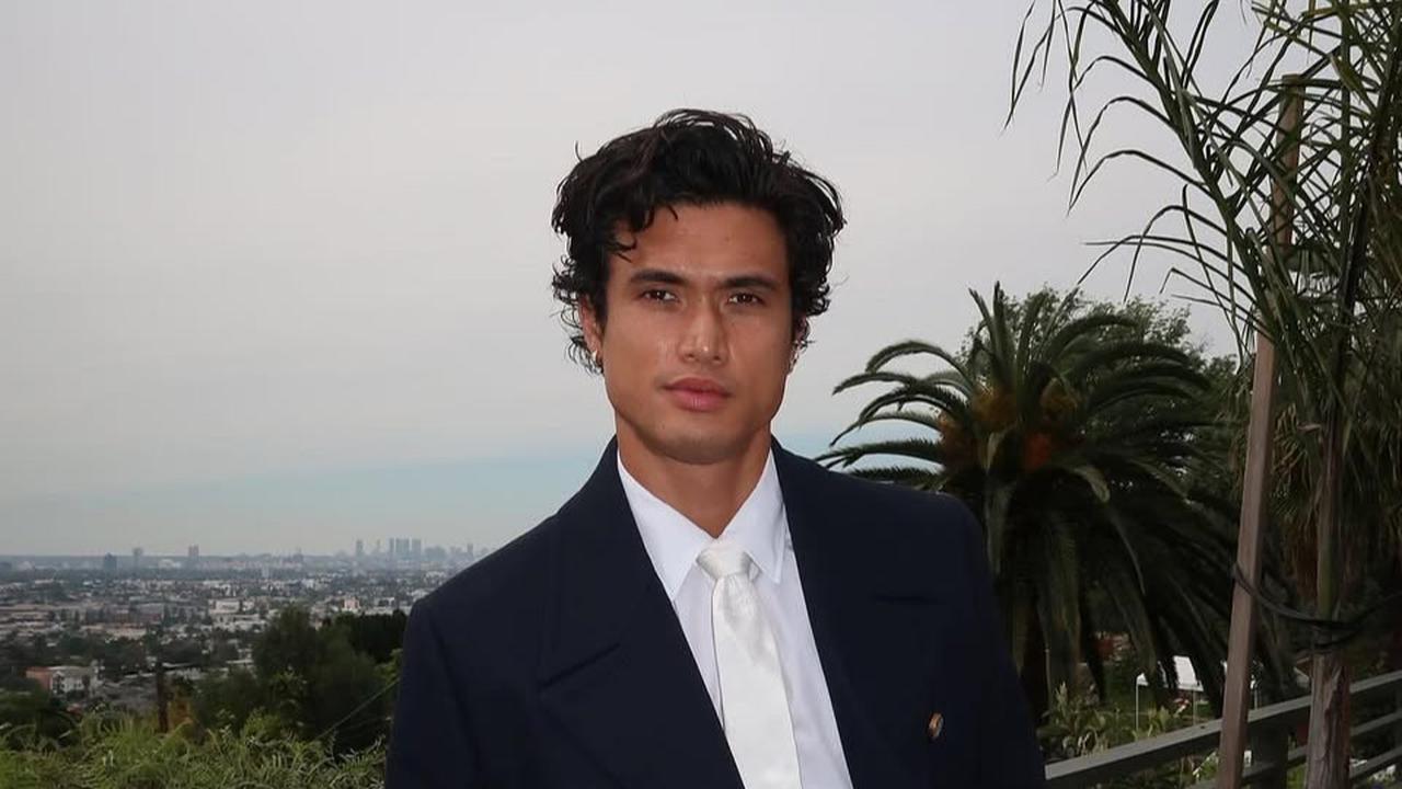 5 Pesona Charles Melton, Aktor Tampan Berdarah Korea-AS yang Jadi Model Video Klip Lagu Jennie 'Love Hangover