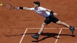 Aksi Andy Murray saat berusaha mengembalikan bola ke petenis Slowakia Martin Klizan saat pertandingan putaran kedua Prancis Terbuka di Roland Garros stadium, Paris, (1/6). Murray menang atas Klizan 6-7, 6-2, 6-2, 7-6. (AP Photo/Petr David Josek)