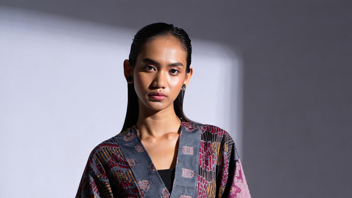 7 Model Baju Atasan Batik Kimono Modern Terbaru 2025, Pilihan Elegan untuk Wanita Kekinian