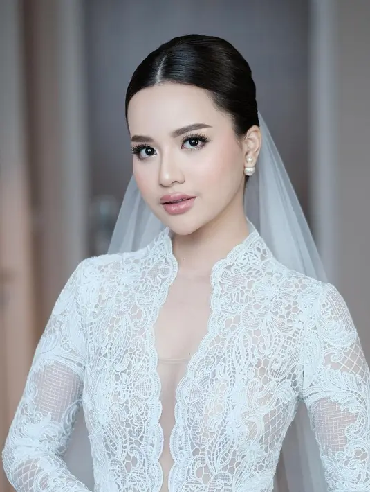 Sang MUA, @leoafandi_, memulas wajah Anggi dengan riasan wajah soft glam. Eye makeup hadir dengan kombinasi dark smokey, ditambah bulu mata palsu untuk efek dramatis.  [@anggimarito]