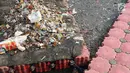 Penampakan sampah dari aliran Kali Item di kawasan Kemayoran, Jakarta, Rabu (4/9/2019). Selain menimbulkan bau tidak sedap, kondisi tersebut juga berpotensi menjadi sarang penyakit. (Liputan6.com/Immanuel Antonius)