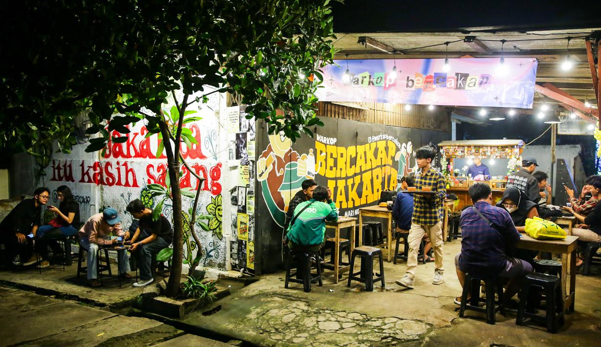 Penghasilan dari bekerja di Warkop Bercakap ia sisihkan untuk memajukan nama parkour di Indonesia.  Ramdani sudah mengikuti banyak event hingga ke Singapore dan Malaysia, tanpa bantuan dana dari pemerintah. (Bola.com/Muhammad Aldiansyah)
