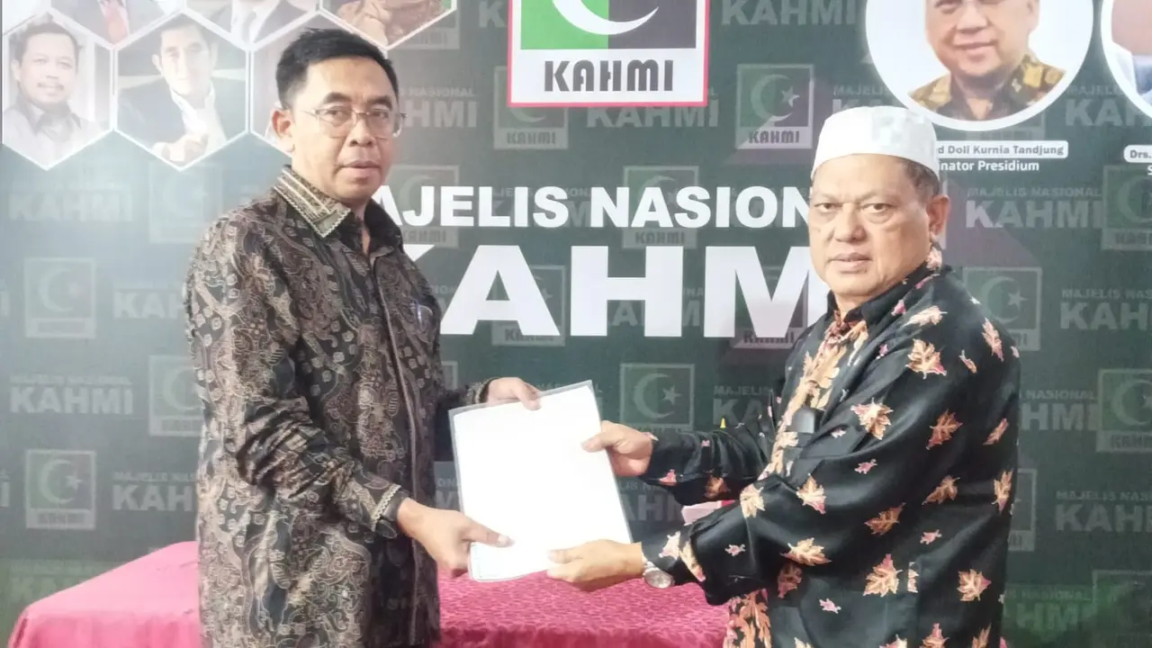Risman Pasaribu (kanan) resmi mendaftar calon Presidium Majelis Nasional (Kahmi) periode 2022-2027. (Istimewa)