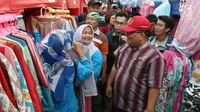 Komisioner Ombudsman Republik Indonesia (ORI), Adrianus Meliala berdialog dengan PKL saat blusukan di Tanah Abang Jakarta, Rabu (17/1). Ombudsman melakukan monitoring terhadap Pedagang Kaki Lima (PKL) di kawasan Tanah Abang. (Liputan6.com/Angga Yuniar)