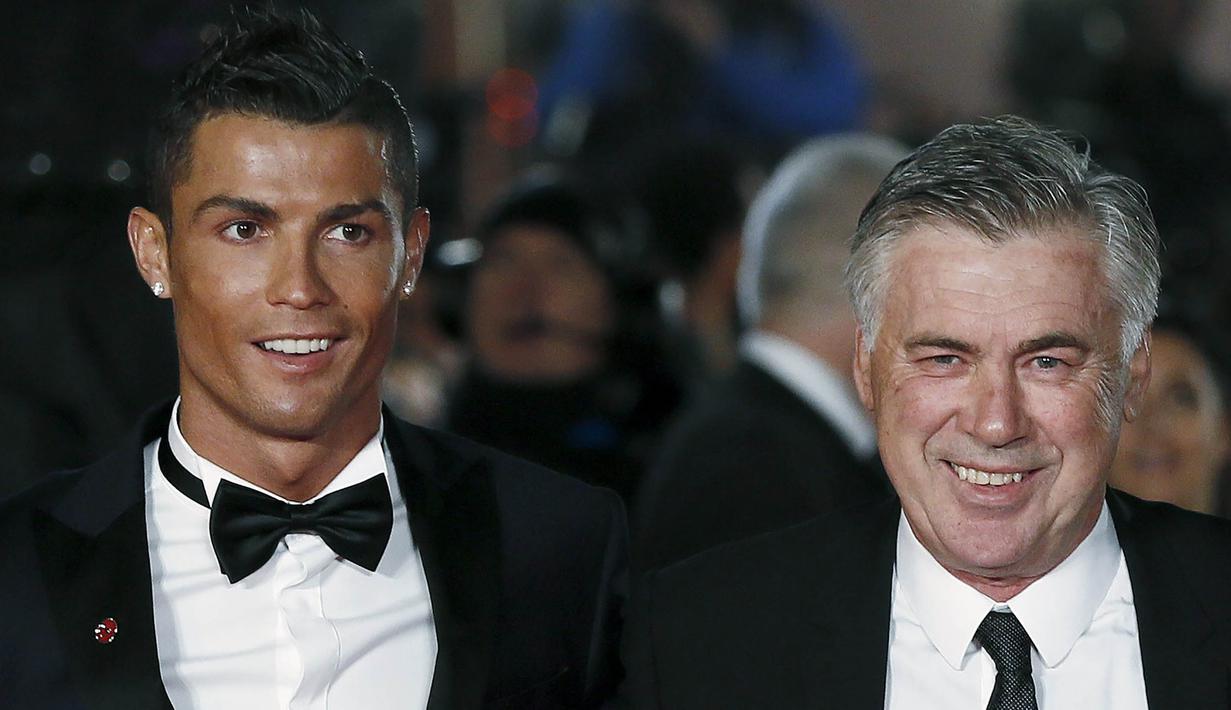Bintang Real Madrid, Cristiano Ronaldo foto bersama mantan pelatihnya di Los Galacticos, Carlo Ancelotti pada pemutaran perdana film "Ronaldo" di Leicester Square, Inggris, Senin (9/11/2015). (Reuters/Stefan Wermuth)