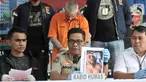 Kabid Humas Polda Metro Jaya Kombes Pol Argo Yuwono (tengah) menunjukkan foto tersangka kasus pembobolan ATM saat rilis di Mapolda Metro Jaya, Jakarta, Senin (11/11/2019). Polisi membekuk dua tersangka WN Rumania, satu di antaranya tewas karena melawan saat penangkapan. (merdeka.com/Iqbal Nugroho)