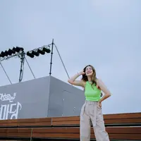 Luna Maya menjadi salah satu selebritas yang sering hadir di konser dan festival musik. Gayanya begitu effortless, memadukan nuansa chic dan kasual yang seru untuk ditiru. [Foto: Luna Maya/ Instagram]