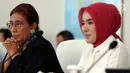 Menteri Kelautan dan Perikanan Susi Pudjiastuti dan Dirut Pertamina Nicke Widyawati memberikan keterangan pers terkait tumpahan minyak di Kementerian Kelautan dan Perikanan, Kamis (1/8/2019). Tumpahan minyak diduga munculnya gelembung gas di anjungan YY sumur YYA-1. (Liputan6.com/Johan Tallo)