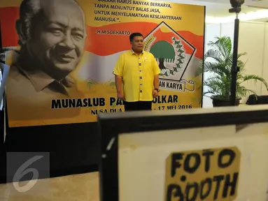 Kader Partai berfoto di depan backdrop Presiden kedua Indonesia, Soeharto saat berlangsungnya Musyawarah Nasional Luar Biasa (Munaslub) Partai Golkar di Bali Nusa Dua Convention Center (BNDCC), Bali, Minggu (15/5). (Liputan6.com/Johan Tallo)