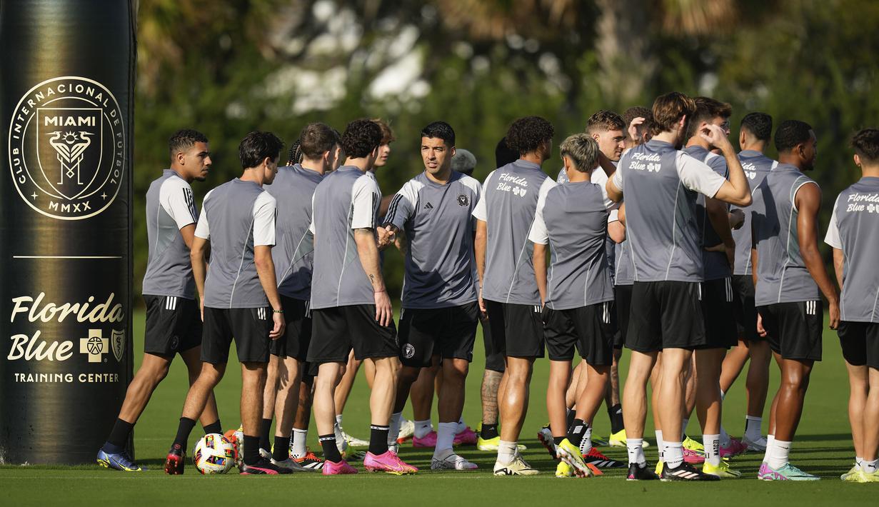 Pemain baru Inter Miami, Luis Suarez (tengah) bersalaman dengan rekan-rekannya di Inter Miami saat latihan pramusim Inter Miami di Florida Blue Training Center, dekat DRV PNK Stadium, Florida, Fort Lauderdale, Sabtu (13/01/2024) waktu setempat. (AP Photo/Rebecca Blackwell)