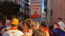 Sejumlah pendukung Belanda mendapati jalan menuju Fan Zone Euro 2024 Friedensplatz di Dortmund, Rabu (10/7/2024) yang sudah ditutup akibat telah melebihi kapasitas jelang belangsungnya semifinal Euro 2024 antara Belanda menghadapi inggris. (Bola.com/Gerendo Pradigdo)