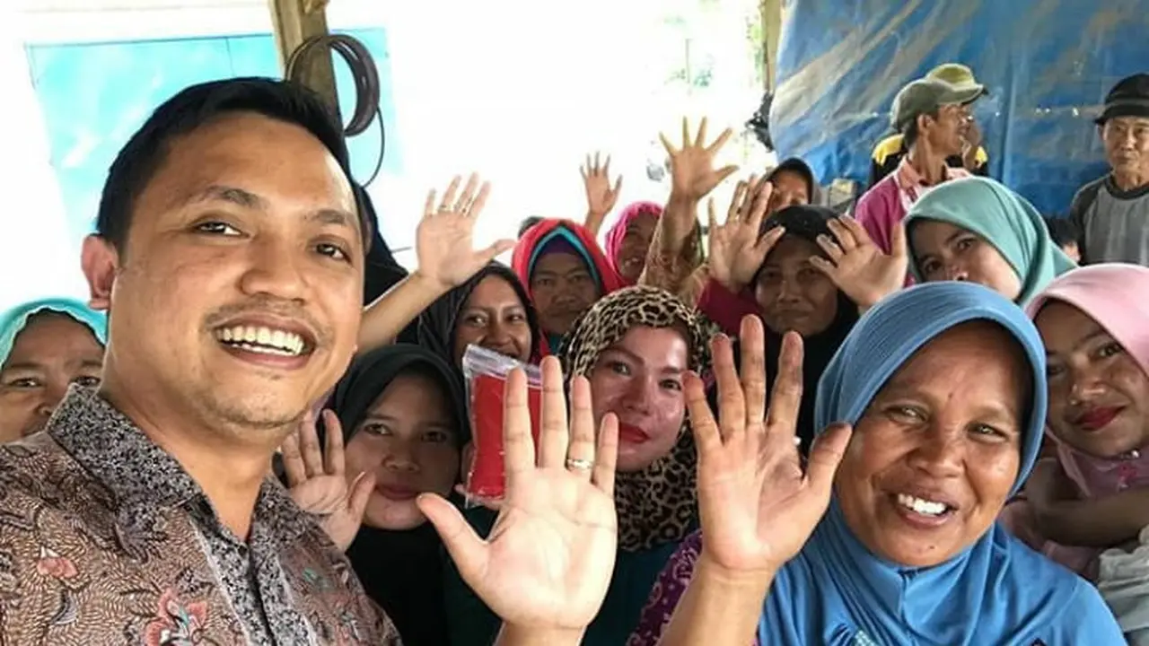 Politikus PDI Perjuangan Ronny Berty Talapessy saat bertemu dengan warga. (Istimewa)