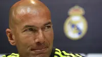 Pelatih Real Madrid, Zinedine Zidane, menyemangati anak-anak asuhnya pada laga El Clasico melawan Barcelona, Sabtu (2/4/2016). (EPA/Peter Powell)