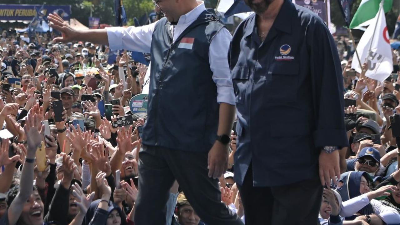 VIDEO: Diminta Gandeng Tangan Anies Saat Sesi Foto, Paloh Menolak: Ah Sudahlah!