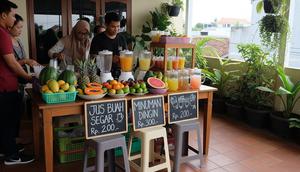 Usaha Jus Buah dan Minuman Segar di Teras/Gemini AI