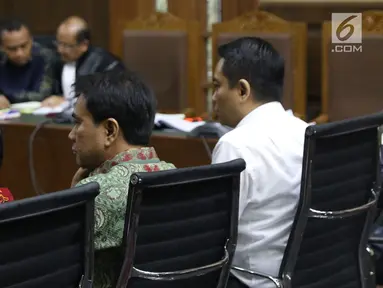 Anggota Komisi III DPR, Aziz Syamsuddin (tengah) bersama terdakwa dugaan suap proyek Bakamla, Fayakhun Andriadi menjadi saksi sidang lanjutan dugaan korupsi pengadaan e-KTPdi Pengadilan Tipikor, Jakarta, Selasa (2/10). (Liputan6.com/Helmi Fithriansyah)