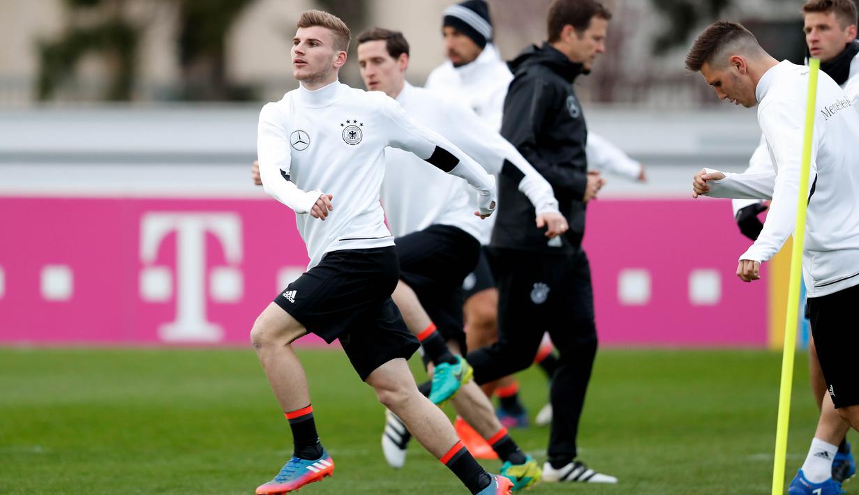 Timo Werner tengah serius berlatih bersama rekan-rekannya pada sesi latihan di Kamen, Jerman (21/03/2017). Jerman akan melawan Inggris pada laga persahabatan di Iduna Park Stadium. (EPA/Friedemann Vogel)