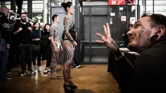 Dua model yang tubuhnya penuh tato berpose saat acara Konvensi Tattoo Paris (Mondial du Tatouage) di Grand Halle de la Villette di Paris (8/3). Acara ini telah berlangsung dari tanggal 9-11 April 2018. (AFP/Philippe Lopez)