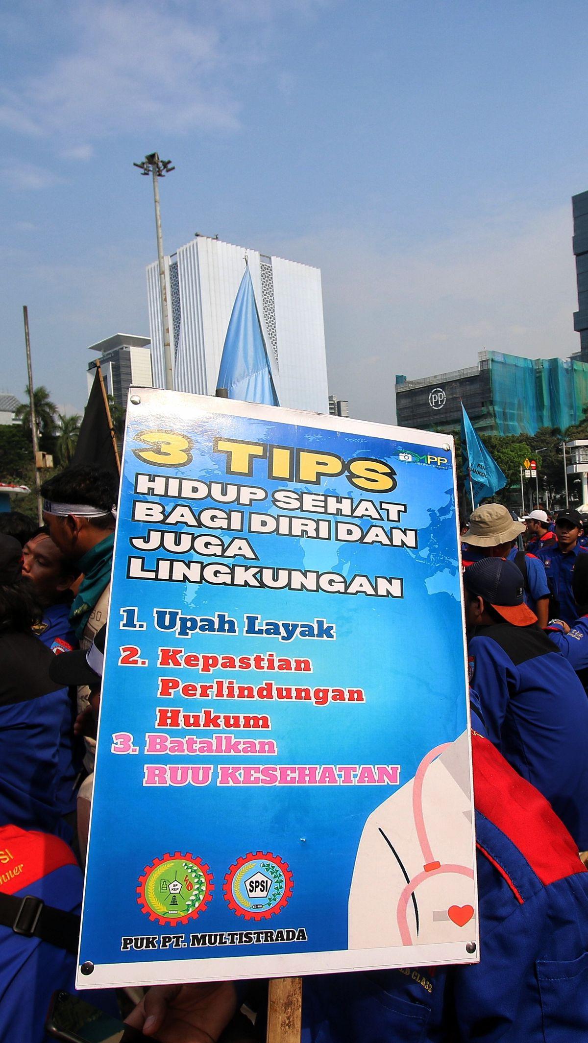 Salah satu poster yang mereka bawa selama aksi unjuk rasa di Patung Kuda.