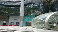 Singapura identik dengan wisata belanja, salah satu yang paling terkenal adalah Orchard Road.