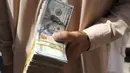 Seorang pedagang penukaran uang Afghanistan menunggu pelanggan di pasar Sarai Shahzada, menyusul pembukaan kembali bank dan pasar setelah Taliban mengambil alih kekuasaan di Kabul, pada Sabtu (4/9/2021). (AP Photo/Wali Sabawoon)