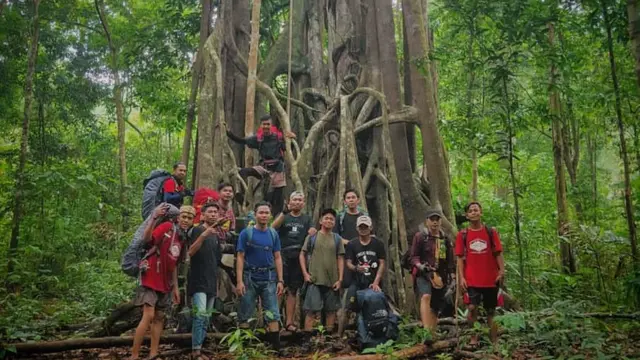 Pendaki di Pohon Panggang Gunung Kahung @mauulll_lana16