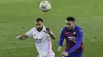 Penyerang Real Madrid, Karim Benzema dan gelandang Eibar, Edu Exposito berebut bola pada laga lanjutan Liga Spanyol di Stadion Ipurua, Senin dinihari WIB (21/12/2020). Benzema menjadi pahlawan dalam kemenangan Madrid karena menciptakan satu gol dan dua assist di laga tersebut. (AP/Alvaro Barrientos)