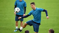 Gaya pemain Real Madrid, Cristiano Ronaldo saat melakukan kontrol bola pada sesi latihan di Allianz Arena, Munich, (24/4/2018). Real Madrid akan melawan tuan rumah Bayern Munchen pada semifinal Liga Champions. (AFP/dpa/Andreas Gebert/Germany OUT)