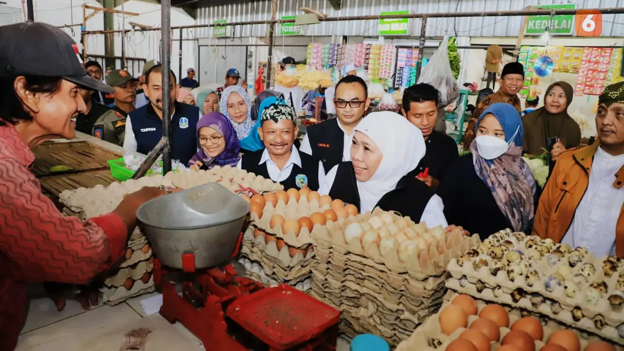 Gubernur Jawa Timur, didampingi Bupati Situbondo Karna Suswandi memantau harga bahan pokok di pasar Tradisional Panarukan Situbondo (Hermawan Arifianto/Liputan6.com)