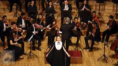 Ekspresi Isyana Sarasvati saat berduet dengan pianis muda Jonathan Kuo dalam konser musik klasik bertajuk “Vienna at the Turn of 19th Century” Aula Simfonia Jakarta, Sabtu (6/5). (Liputan6.com/Fery Pradolo)