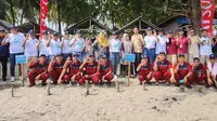 PT Astra Daihatsu Motor (ADM) melakukan pelepasliaran tukik di tempat konservasi penyu binaan di Pantai Pasir Jambak, Padang, Sumatera Barat. (ADM)