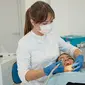 Nggak perlu takut mahal, periksa gigi kini bisa konsultasi virtual dan cek harga dulu. (Foto: pexels/lima miroshnchenko).