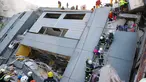 Tim penyelamat mengevakuasi sejumlah korban di gedung apertemen yang runtuh akibat gempa 6,4 SR  di Tainan, (6/2). Menurut data meteorologi gempa terjadi pada kedalaman 16,7 kilometer di bawah permukaan laut. (REUTERS/Stringer)