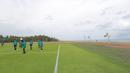 Sejumlah pesepak bola cilik bermain bola di Training Ground Bali United, Gianyar, Senin (28.03/2022). Mereka tampak senang menjajal lapangan latihan Bali United yang berada di pinggir pantai. (Bola.com/ M Iqbal Ichsan)