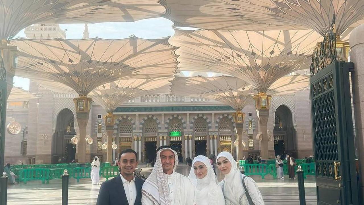 8 Potret Post-wedding Zumi Zola dan Putri Zulkifli Hasan, Mesranya Pengantin Baru di Depan Masjid Nabawi