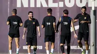Penyerang Barcelona, Lionel Messi (dua dari kiri) dan Luis Suarez (kanan) tersenyum selama sesi latihan di Pusat Olah Raga Joan Gamper, di Sant Joan Despi, Barcelona (12/8/2017). Barcelona akan menghadapi Real Madrid pada Leg 1 Piala Super Spanyol 2017, d