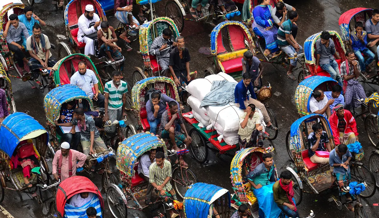 Sejumlah becak saat terjebak macet di sebuah persimpangan di Dhaka, Bangladesh, (23/7). Kemacetan di wilayah berpenduduk 8,9 juta jiwa ini disebabkan perkembangan kota tanpa terencana. (AFP Photo/ Munir Uz Zaman)