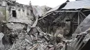 Pemandangan teater Mariupol yang rusak selama serangan di Mariupol, di wilayah di bawah pemerintahan Republik Rakyat Donetsk, Ukraina timur, Senin, 4 April 2022. Gedung teater Mariupol dikabarkan dihantam oleh Rusia dengan bom pada 16 Maret 2022 lalu. (AP Photo/Alexei Alexandrov)