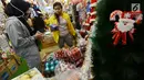 Pembeli memilih pernak-pernik perayaan Natal di Pasar Asemka, Jakarta,Kamis (13/12). Pedagang mengaku penjualan pernak-pernik Natal meningkat dari minggu sebeumnya. (Merdeka.com/Imam Buhori)