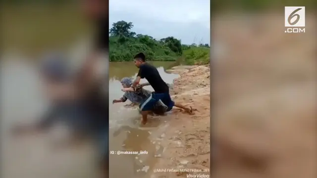 Seorang pemancing bernama Moh Firdaus merekam aksi tak terpuji seorang anak kepada ibunya. Anak tersebut dengan teganya menyeret dan menceburkan ibunya ke sungai lantaran tak dibelikan motor.