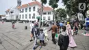 <p>Wisatawan saat memadati kawasan Kota Tua, Jakarta, Rabu (4/5/2022). Kawasan Kota Tua menjadi salah satu destinasi favorit warga baik dari dalam maupun luar Jakarta untuk mengisi waktu libur Lebaran bersama keluarga. (merdeka.com/Iqbal S Nugroho)</p>