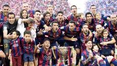 Seluruh pemain Barcelona larut dalam euforia usai berhasil menjadi kampiun di musim ini (AFP PHOTO / LLUIS GENE)
