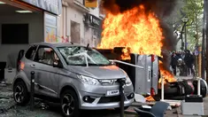 Sejumlah kendaran dibakar saat terjadi aksi demonstrasi pada peringatan Hari Buruh di Paris, Prancis (1/5). Hari Buruh pada umumnya dirayakan pada tanggal 1 Mei, dan dikenal dengan sebutan May Day. (AFP/Alain Jocard)