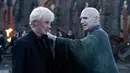 Adegan dimana Draco berhadapan dengan Voldemort dalam seri Harry Potter And The Deathly Hallows II. Bagian ini karakter Draco Malfoy digambarkan sangat emosional karena berada dibawah tekanan saat tergabung dengan Pelahap Maut. (Instagram/@t22felton)